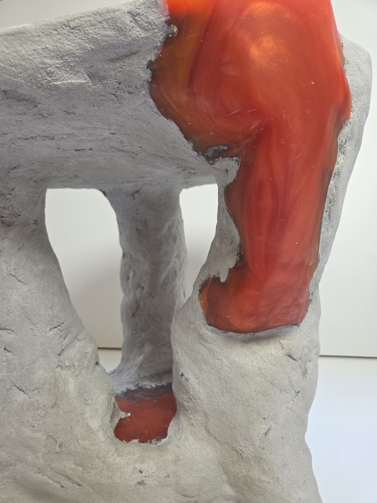BOBBI Sculptural Concrete & Resin Monolit Table
