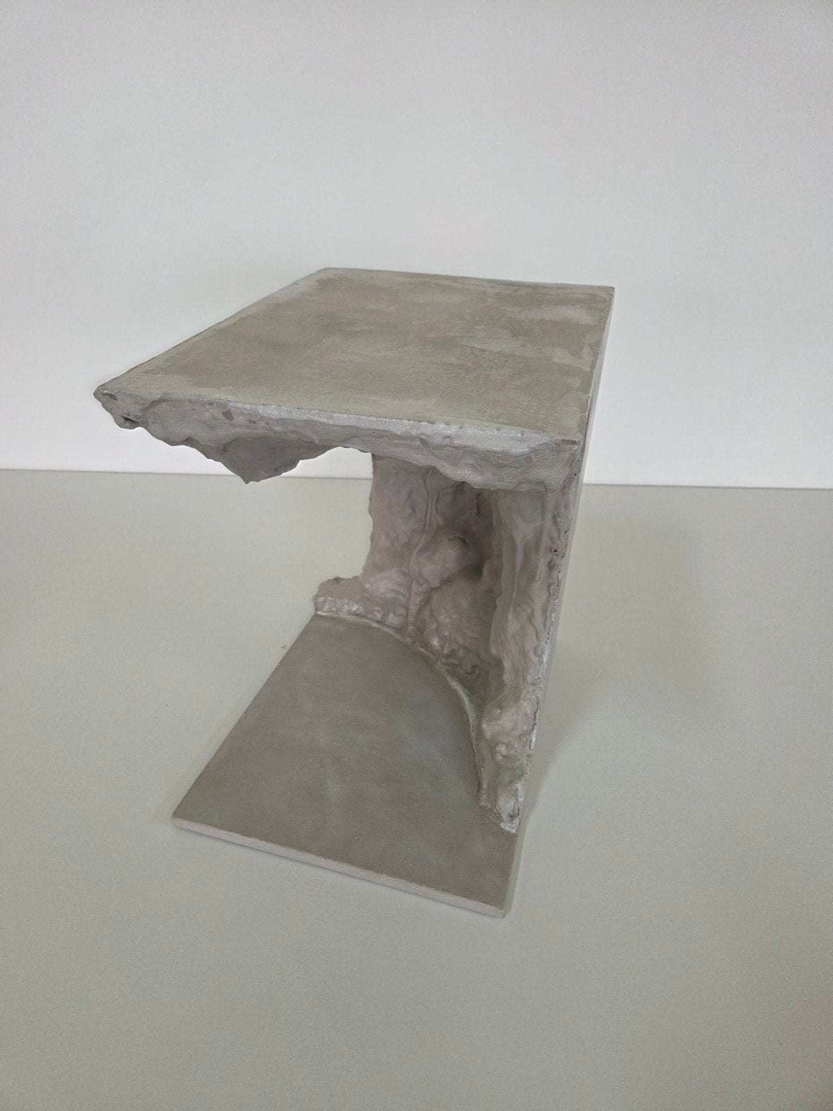 Thea Parallel Side Table - Handcrafted Concrete Sculptural Table