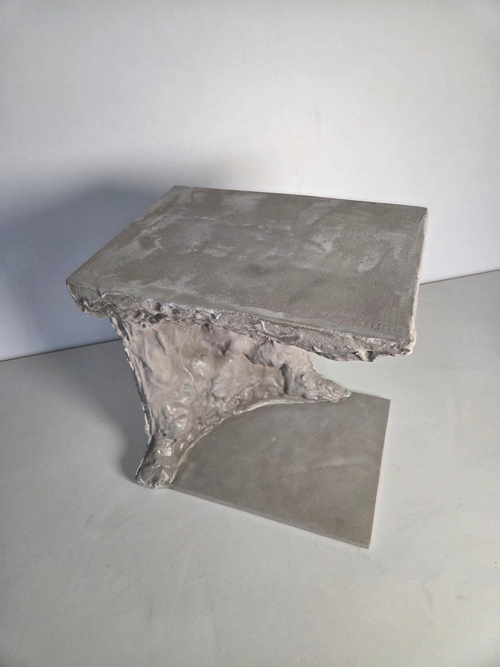 Thea Parallel Side Table - Handcrafted Concrete Sculptural Table