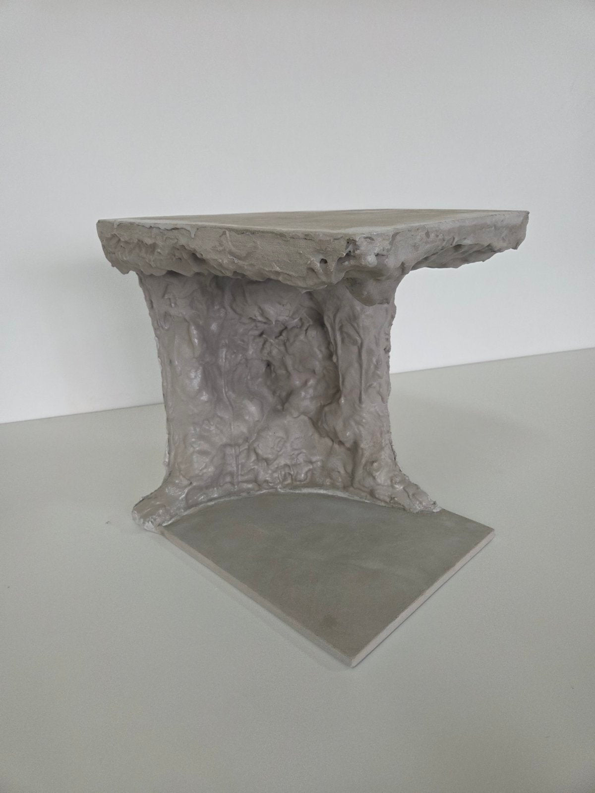 Thea Parallel Side Table - Handcrafted Concrete Sculptural Table