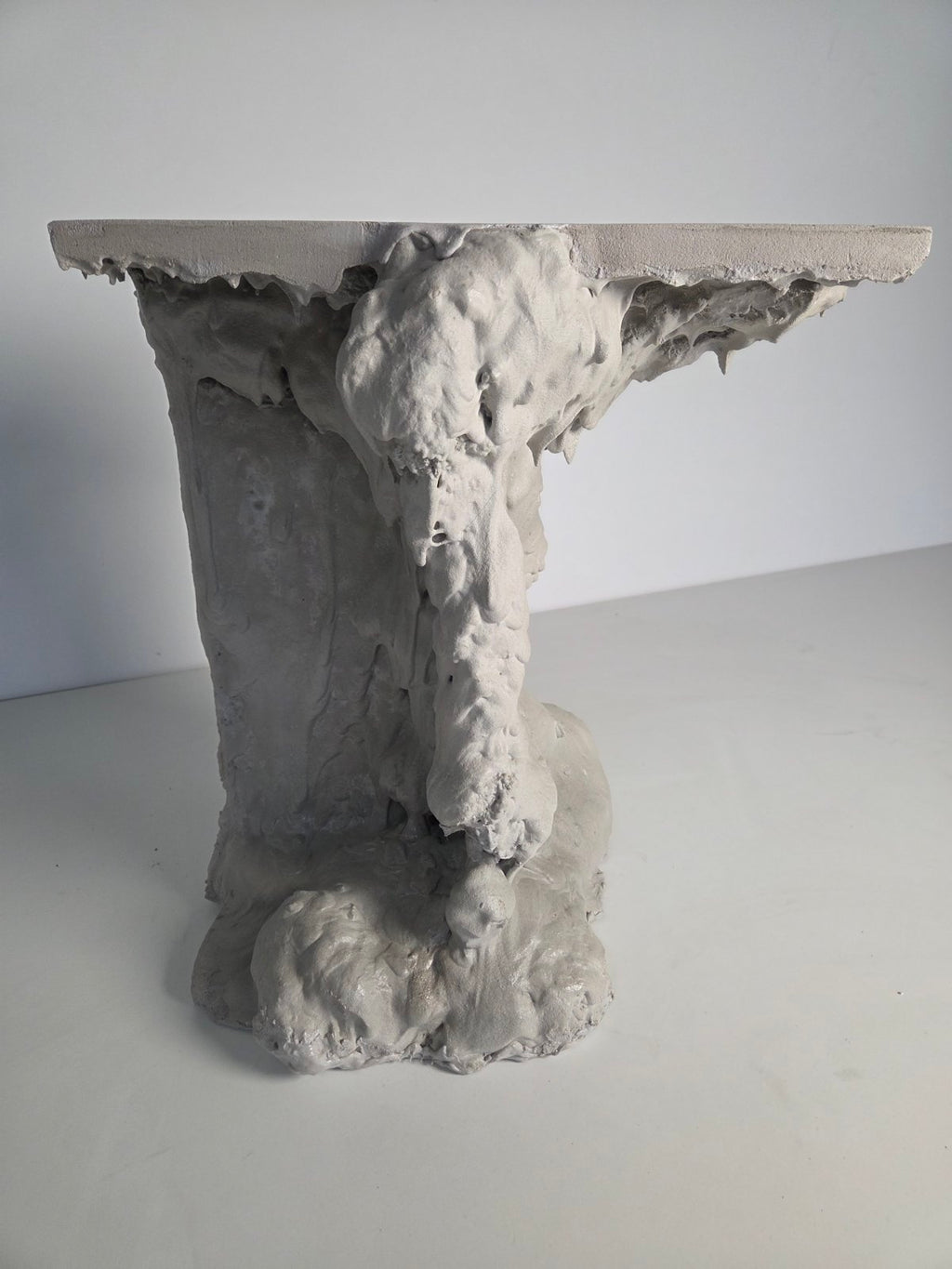 Thea Perpendicular Side Table - Hand-Shaped Concrete Artful Furniture