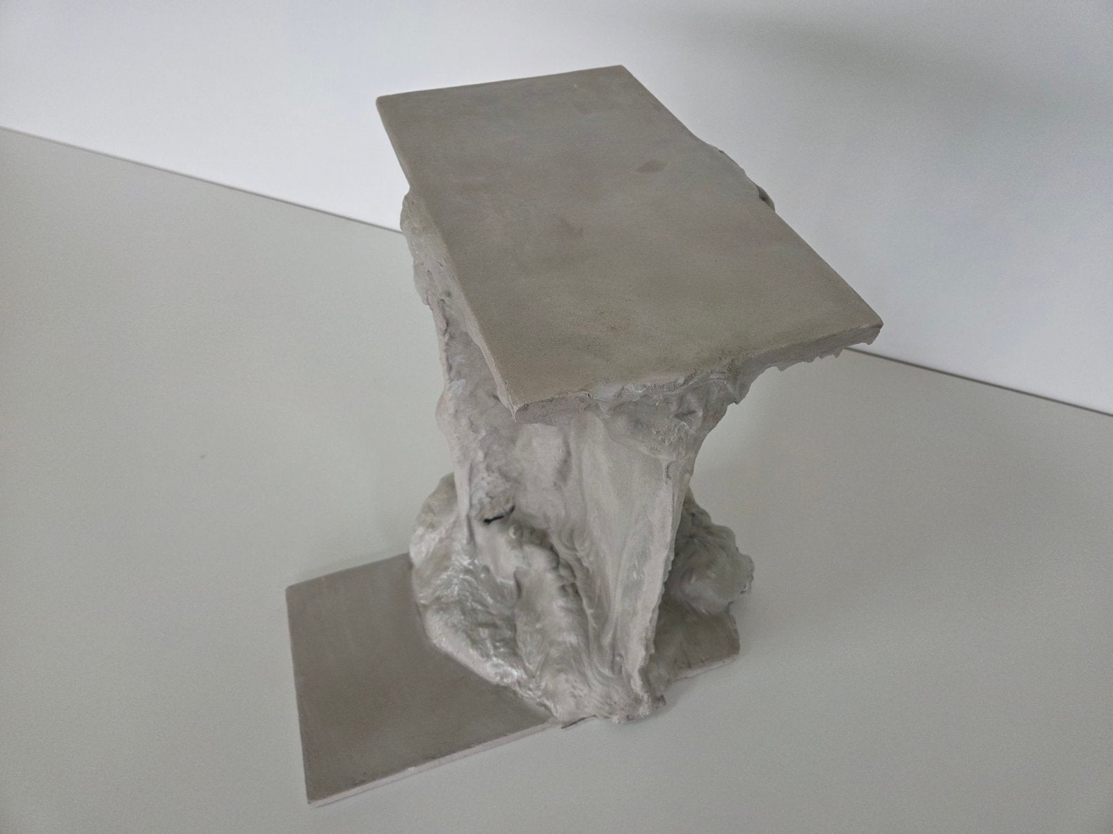 Thea Perpendicular Side Table - Hand-Shaped Concrete Artful Furniture