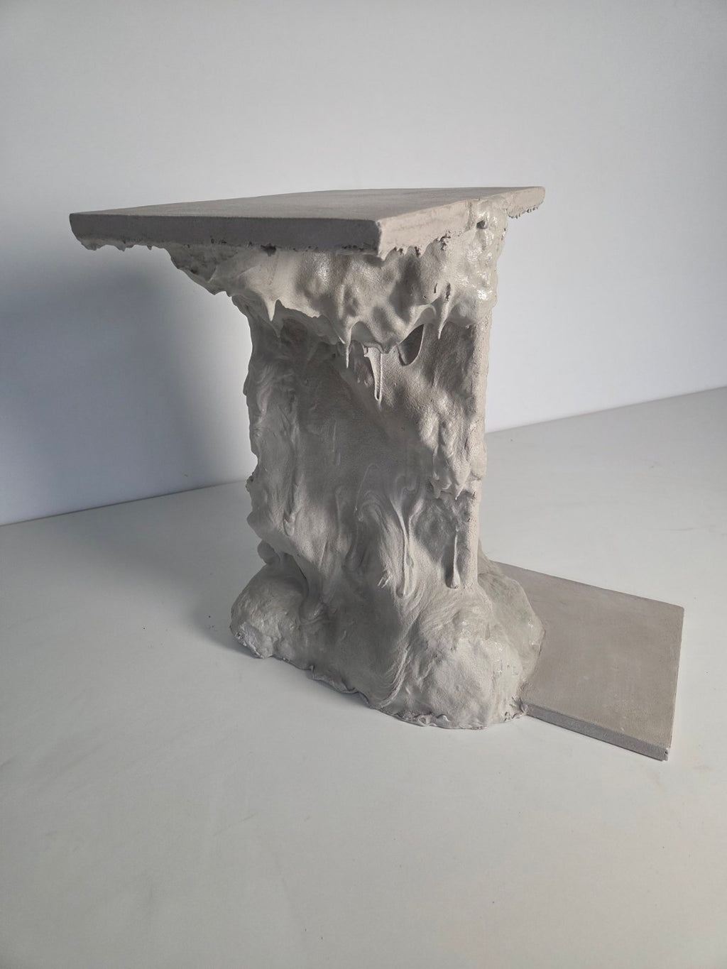 Thea Perpendicular Side Table - Hand-Shaped Concrete Artful Furniture