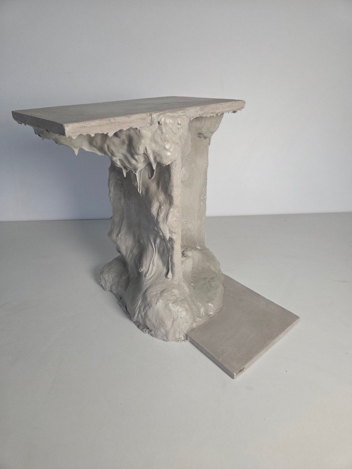Thea Perpendicular Side Table - Hand-Shaped Concrete Artful Furniture