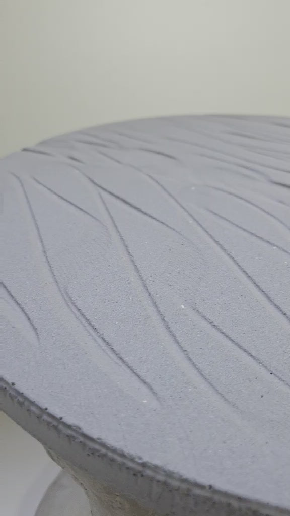 BOBBI Sculpturale tafel met getextureerd blad